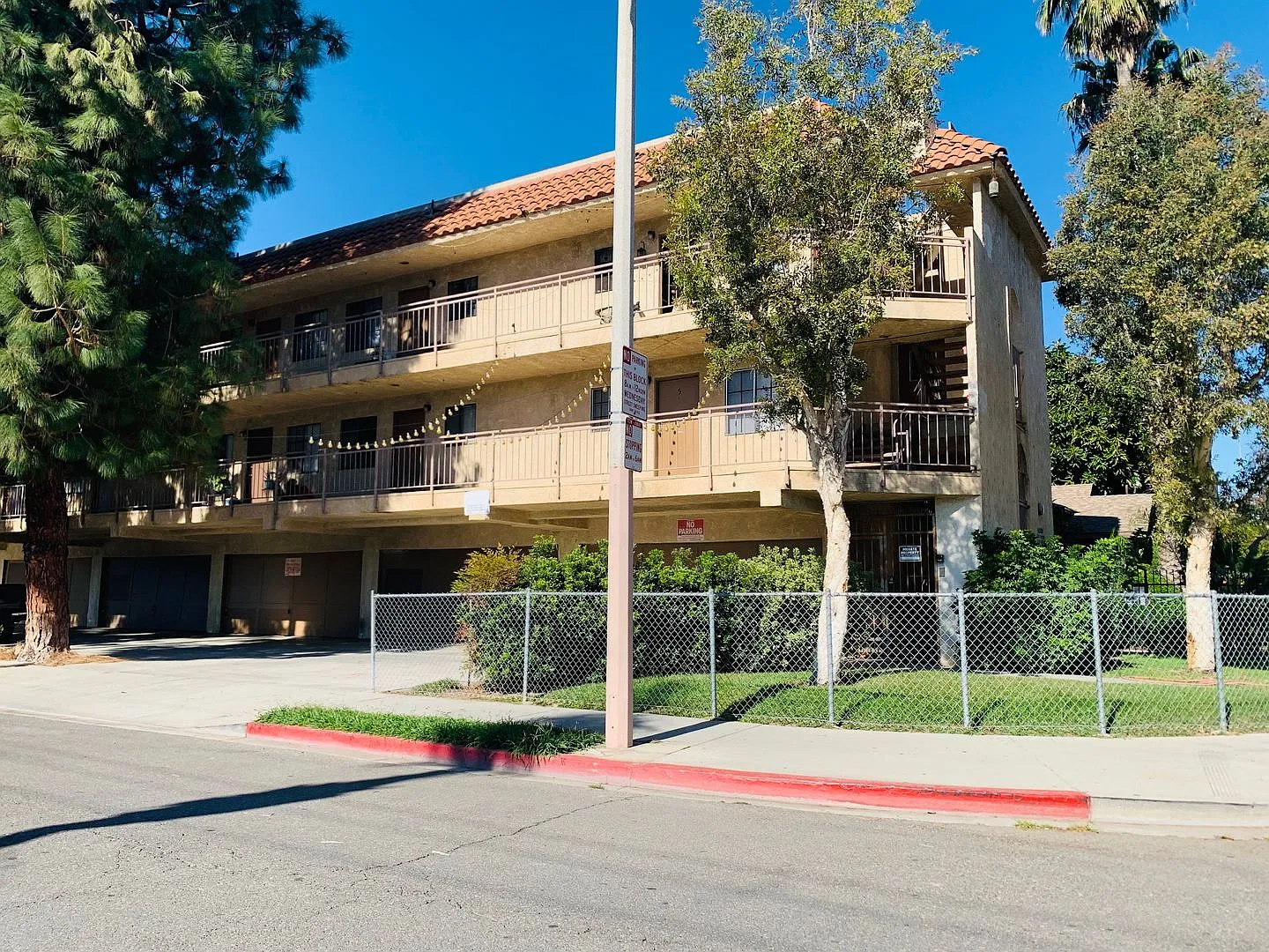 1202 N Van Ness — Photo 1