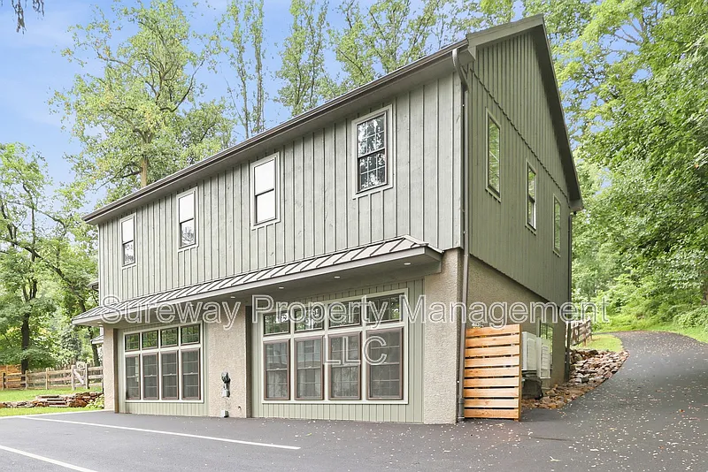 2 bed, 1.0 bath, 1100 sqft, $2,650 — Photo 2
