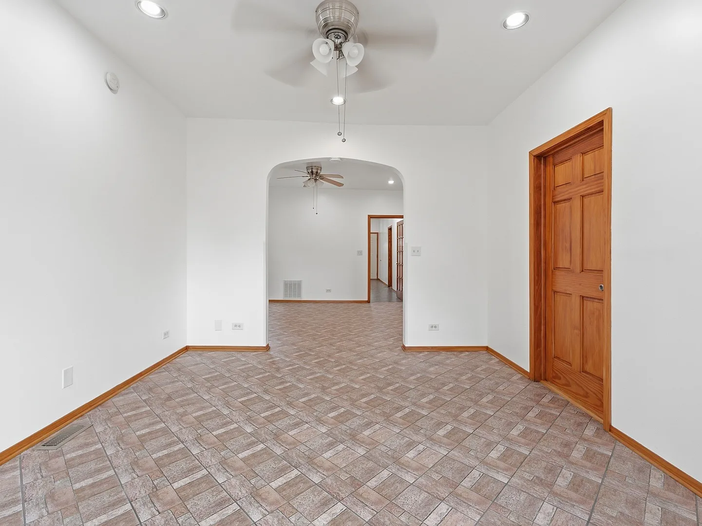 3 bed, 1050 sqft, $2,300 — Photo 3