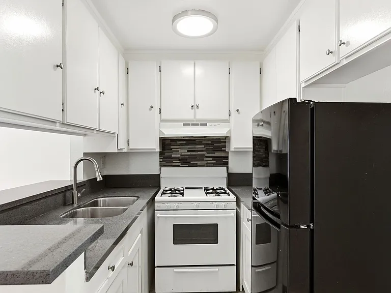 700 E Harvard St — Photo 10