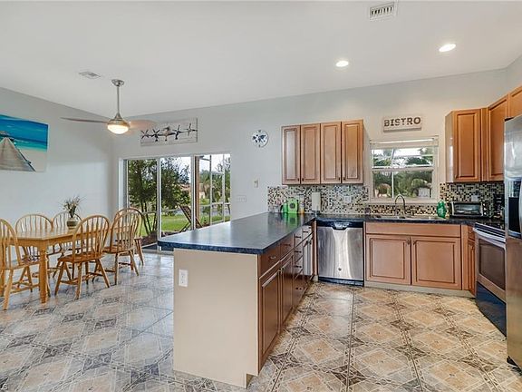5th image of 531 SW 35th Ter
