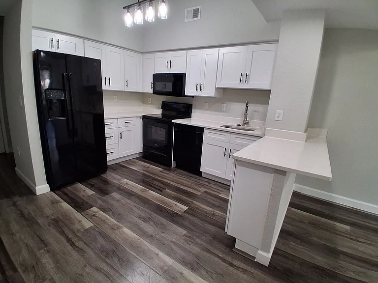 2402 W Azeele St #417 — Photo 5