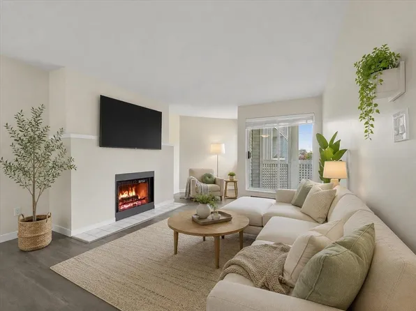 7431 Blundell Rd #201, Richmond, BC V6Y 3G8