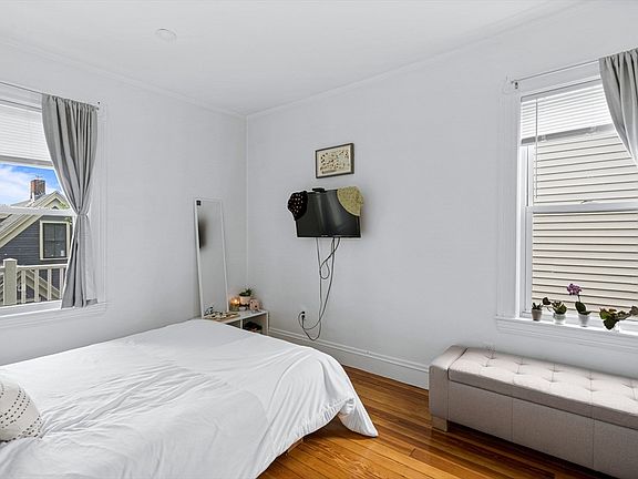 3rd image of 7 Hallam St APT 3