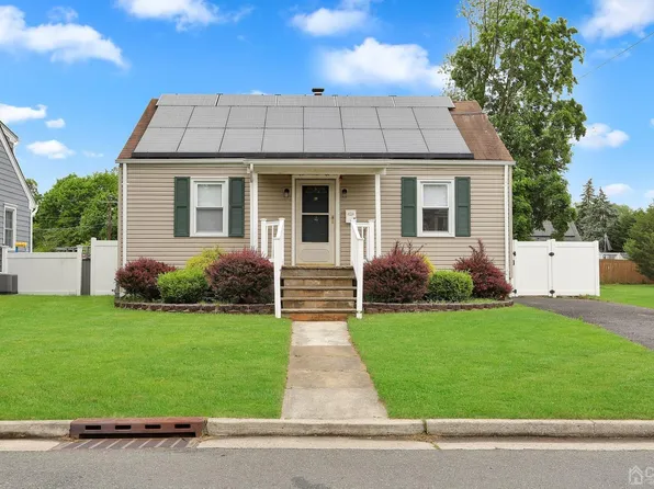 4 Victory Dr, Englishtown, NJ 07726