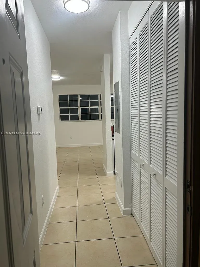 3 bed, 1150 sqft, $2,400 — Photo 3