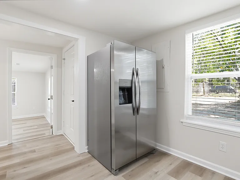 1009 W 52nd St — Photo 9