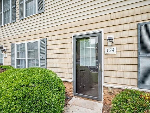 4th image of 124 Old Tavern Cir