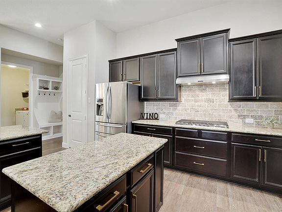 3rd image of 3914 Applewood Ln