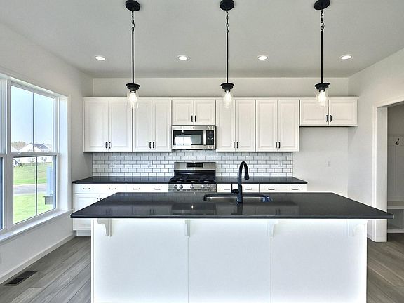 3rd image of 36 Canterbury Ln