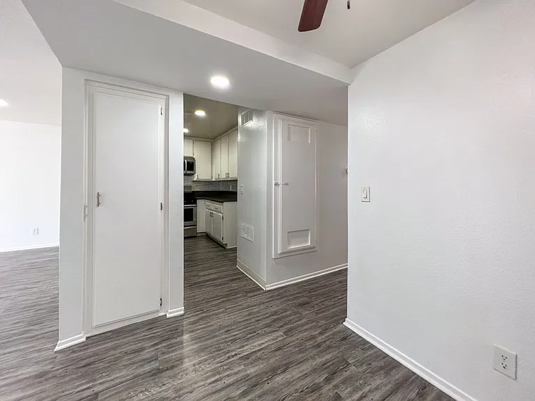 Gorgeous 2 Bed/2 bath apartment in excellent Sherman Oaks area! — Photo 22