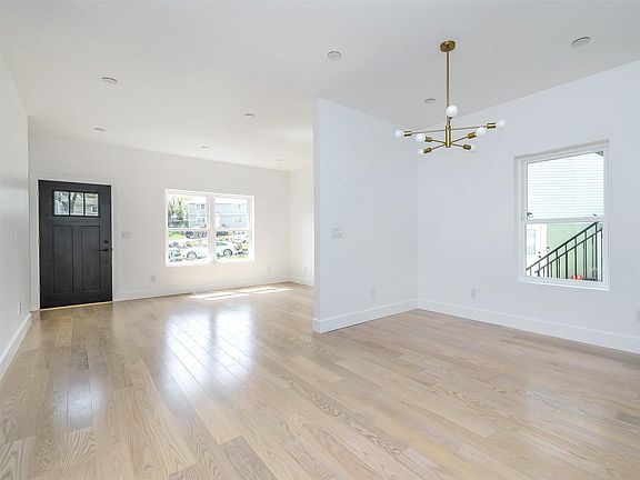 4th image of 6 Lee Gray Ct