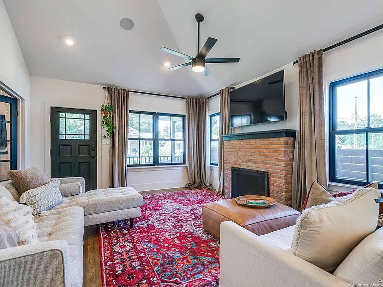 627 W Lynwood Ave — Photo 6