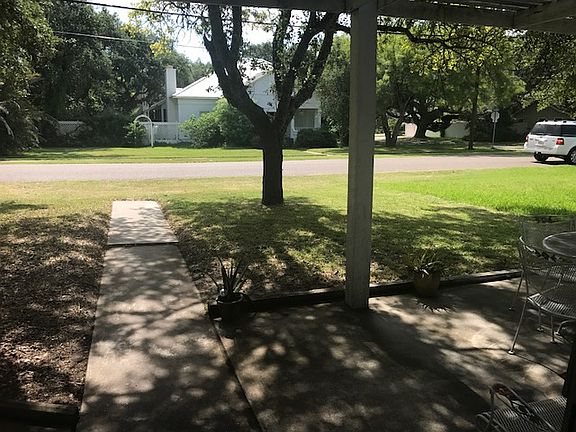 3rd image of 801 N Live Oak St