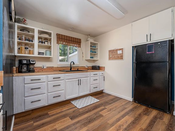 3rd image of 38221 Scenic Ave