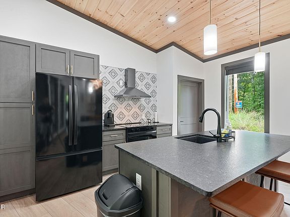 4th image of 1079 Pleasure Rd