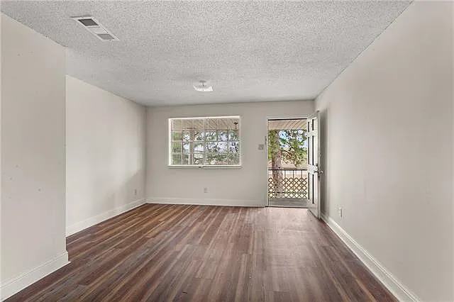 300 Duke Dr #4 — Photo 4