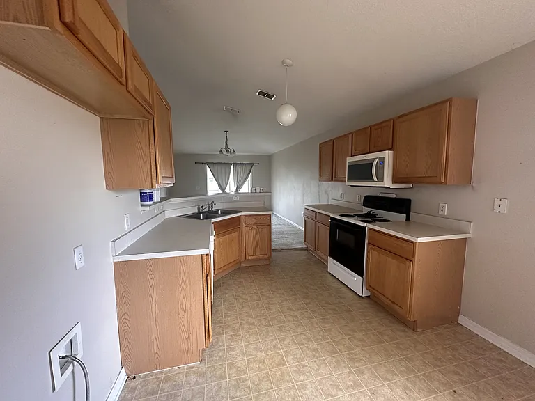2529 SW 156th Pl — Photo 9