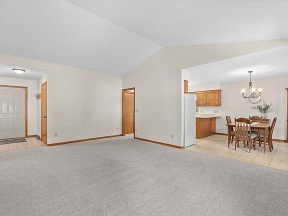 5th image of 908 Bluebird Ct N