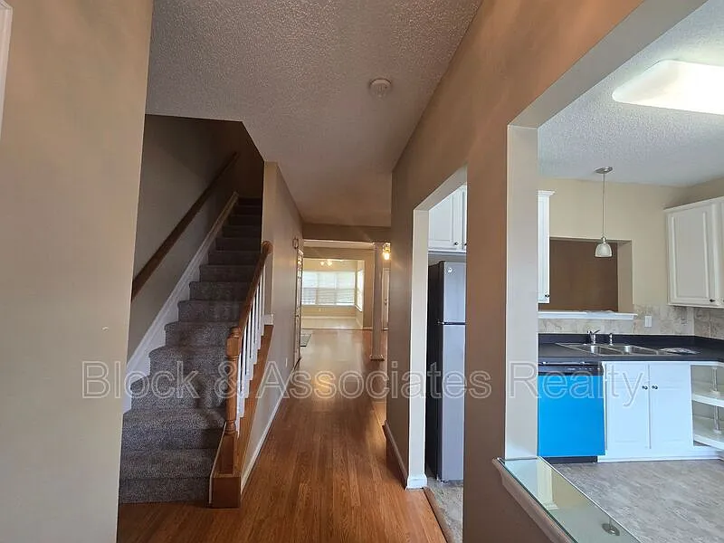 3 bed, 2.5 bath, $1,600 — Photo 4