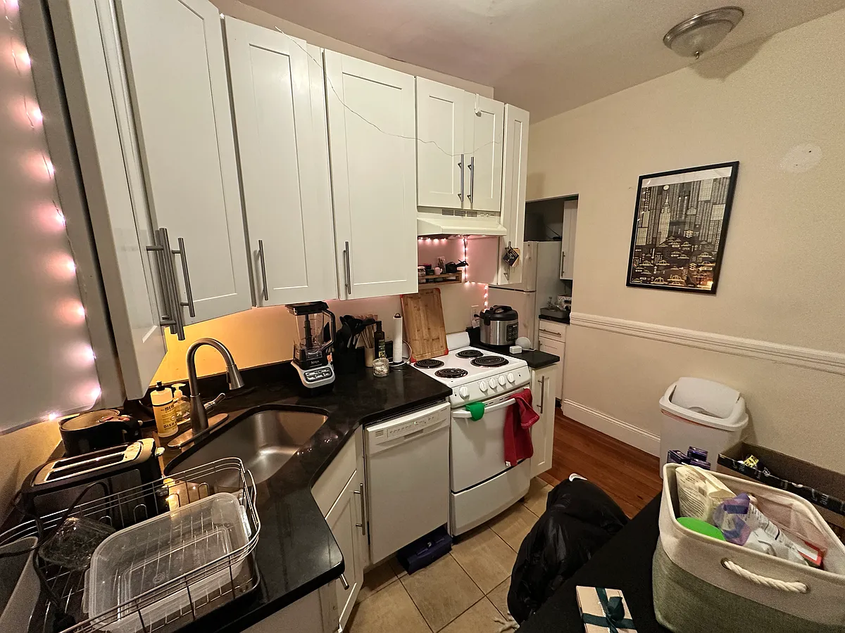 Building Photo - 65 Burbank St #18