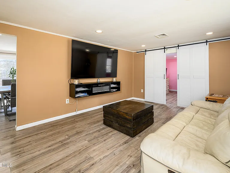 570 Eltone Rd — Photo 8