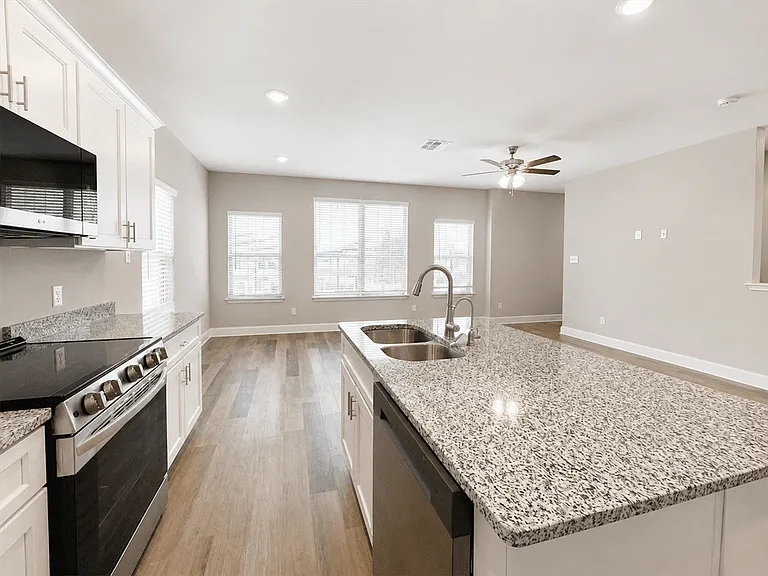 7220 Magnolia Vlg #201 — Photo 2