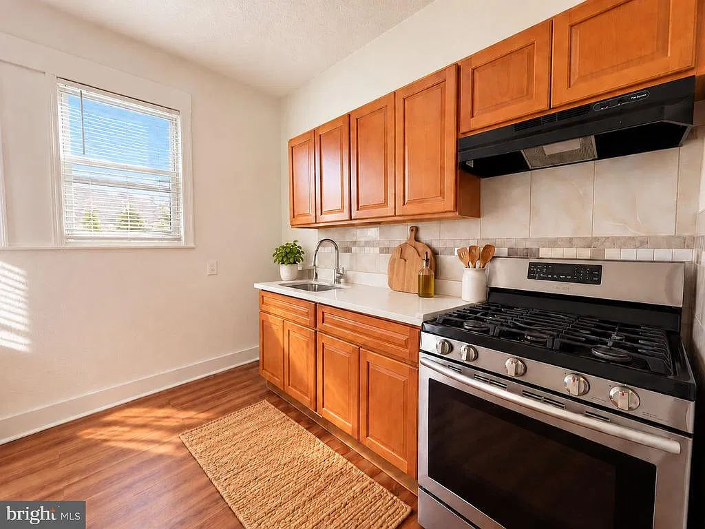 2 bed, 1.0 bath, 3333 sqft, $2,200 — Photo 2