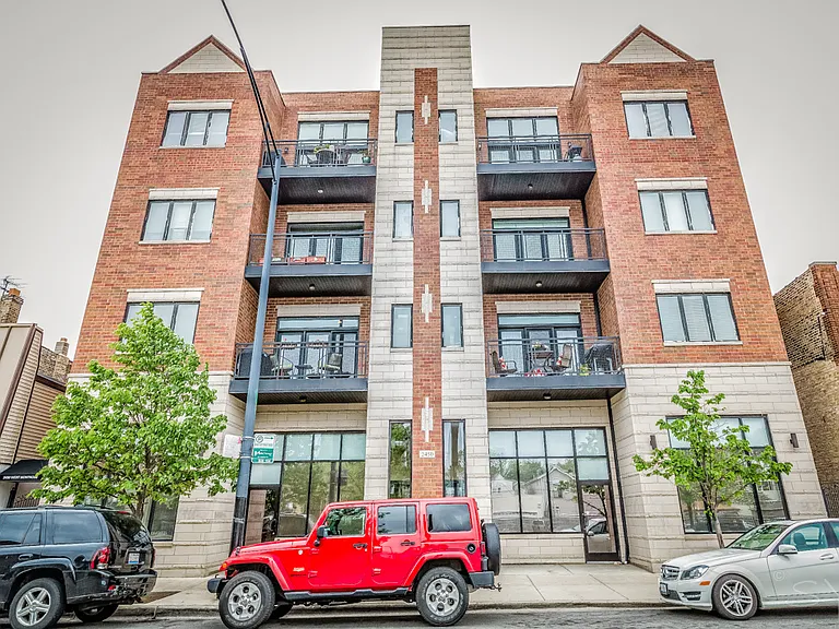 2450 W Montrose Ave #2W — Photo 1