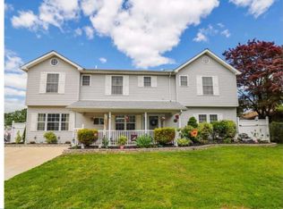 55 Peartree Ln, Levittown, PA 19054