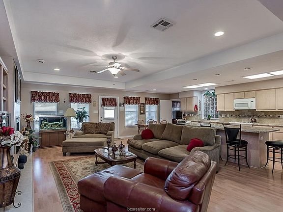 5th image of 11010 Forest Dr