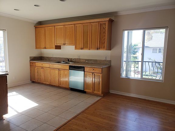 4th image of 15965 Victory Blvd APT 3