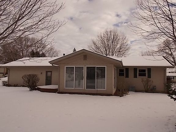 2nd image of 413 Applewood Ln