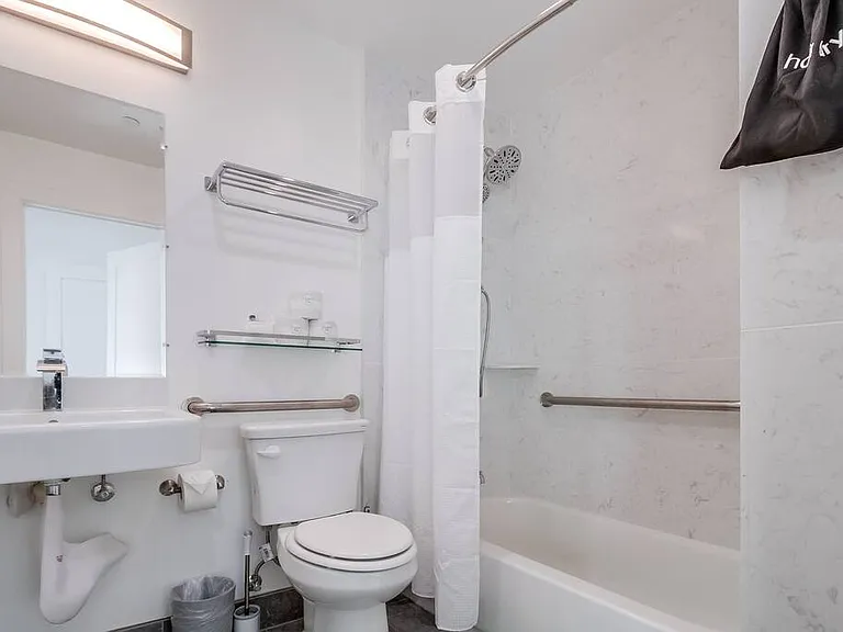 Full Bathroom2