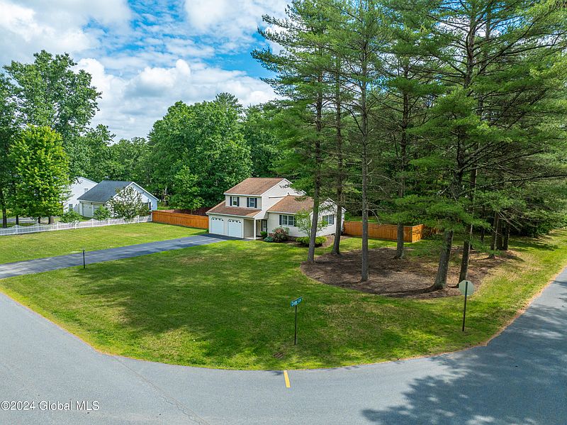 3rd image of 10 Evergreen Lane