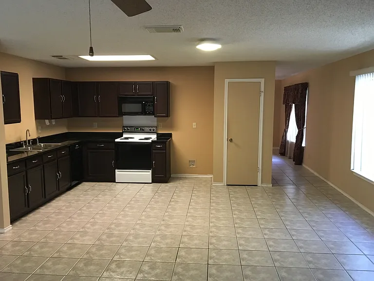 8003 Chestnut Manor Dr — Photo 5