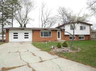 2518 Golden Shores Ct, Fenton, MI 48430