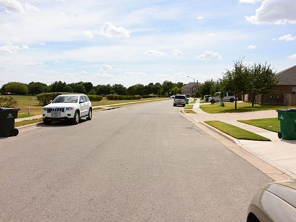 4th image of 914 Yellowstone Dr
