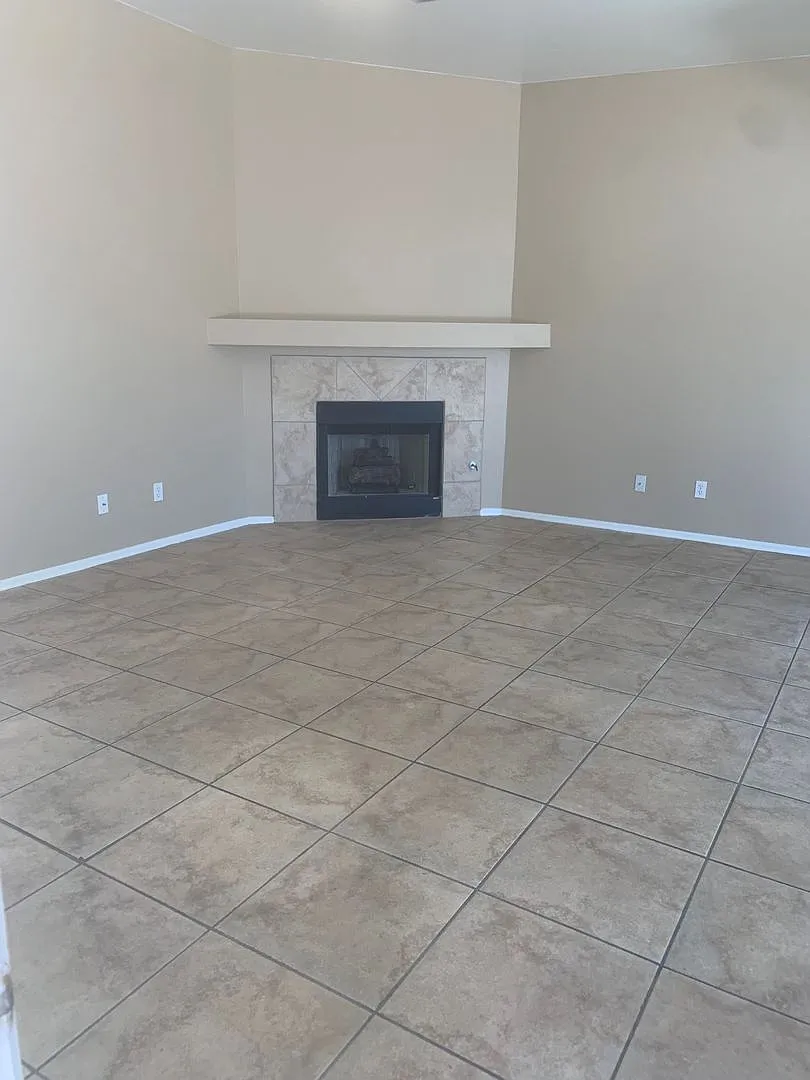 Single Story 2 Bedroom 2 Bath Townhome With Mountain Views and Extra Large Backyard — Photo 3