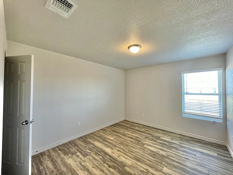 1801 Castroville Trl — Photo 11