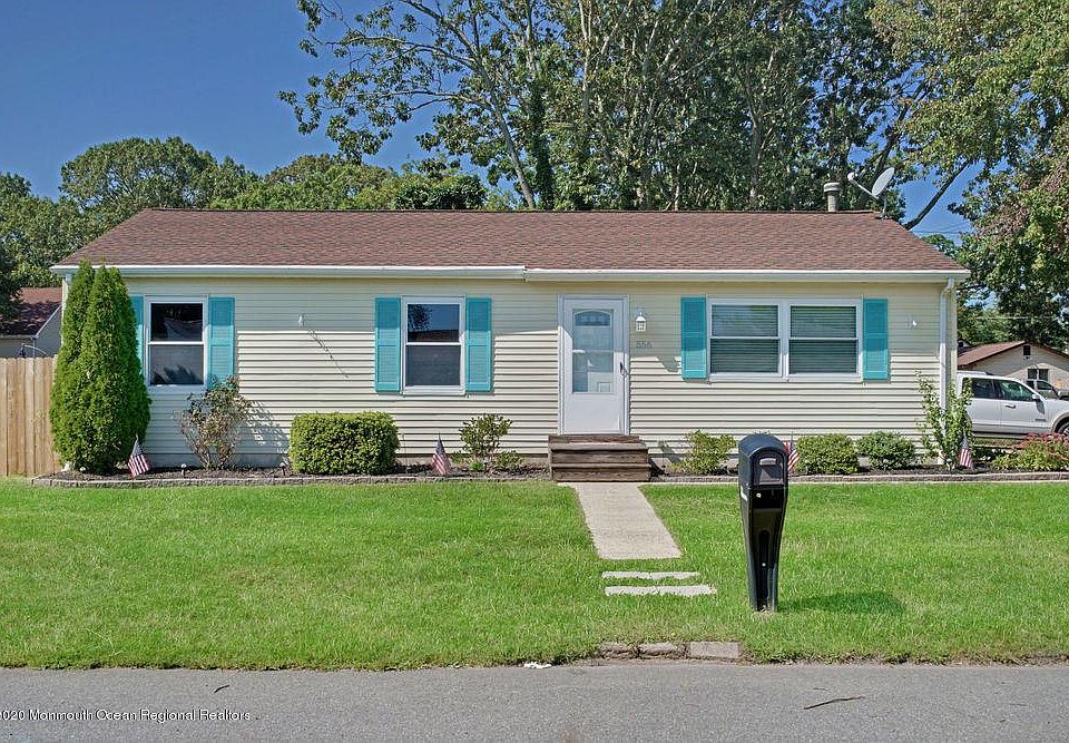 1st image of 556 Roosevelt Ave