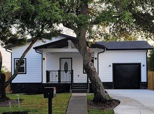 607 W Matlock Ave, Aransas Pass, TX 78336