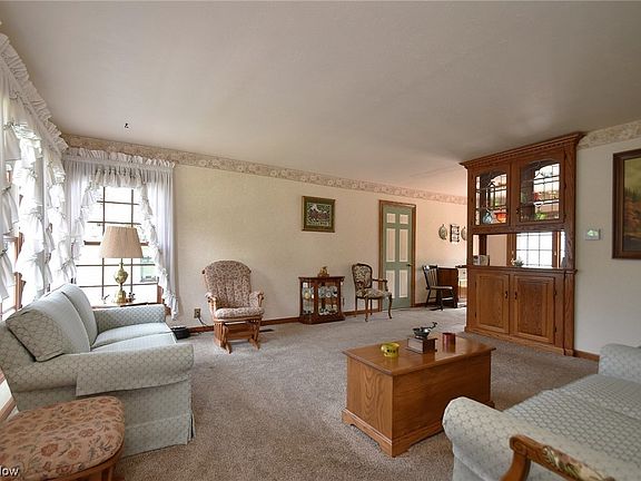 5th image of 924 Gloria Dr
