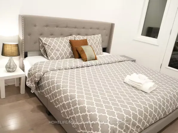 3030 John McKay Blvd, Oakville, ON L6H 3Z9