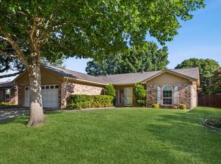 728 Regency Dr, Hurst, TX 76054