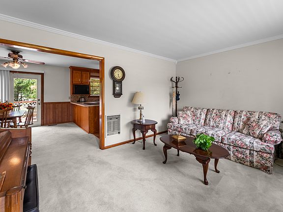 2nd image of 102 Robinhood Cir
