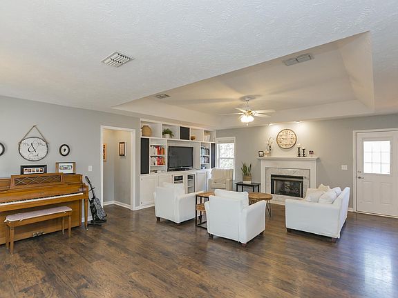 4th image of 3718 Henricks Hill Dr