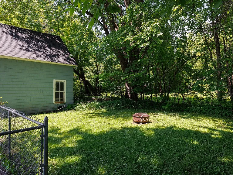 427 Flower Ave E — Photo 9
