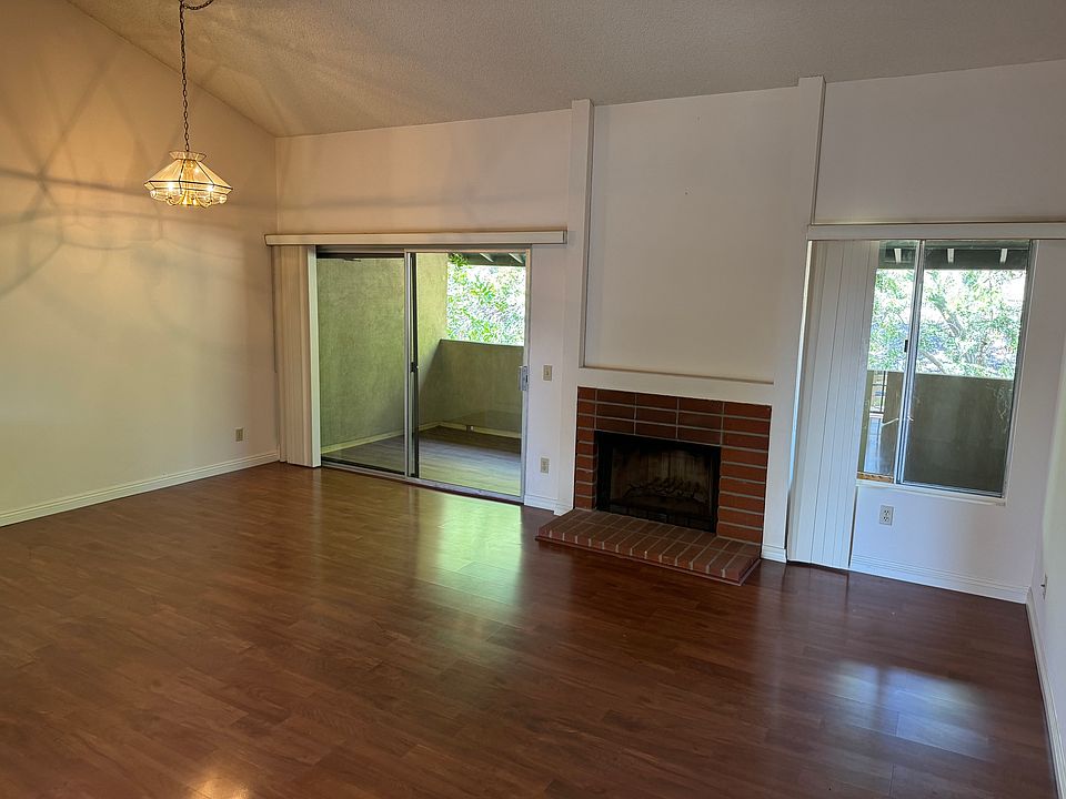 1st image of 224 Oak Leaf Dr #204