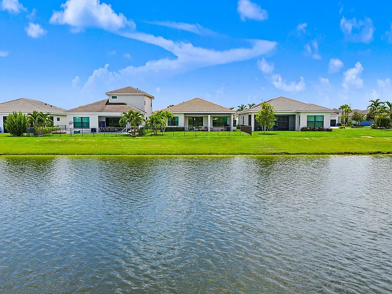 15883 Key Biscayne Ln — Photo 38